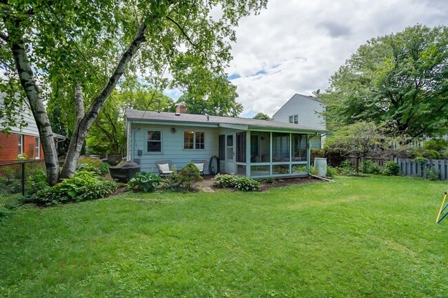 Building Photo - Charming West Side Single Family Home with Mid Century Modern feel