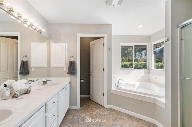 Building Photo - 3 Bedroom 2.5 Bath Hilltop Home w/Beautifu...