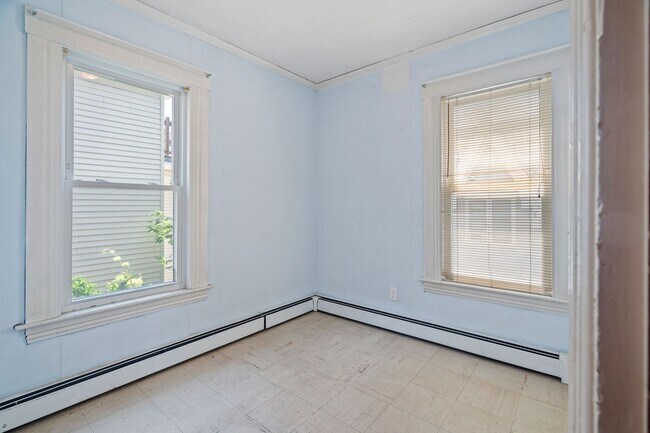 Building Photo - 135 Sagamore St