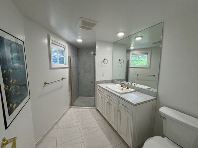 Building Photo - Tri-level townhome in highly desirable Dia...