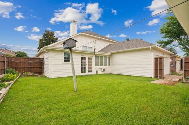 Building Photo - 2036 Camelot Dr