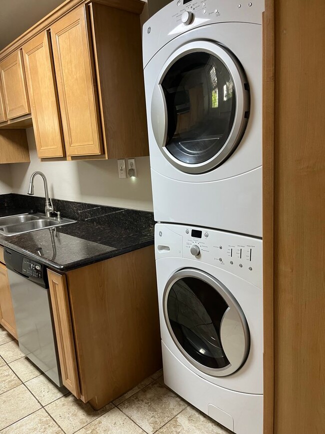 Building Photo - 1 Bedroom / 1 Bathroom Duplex in Old South...
