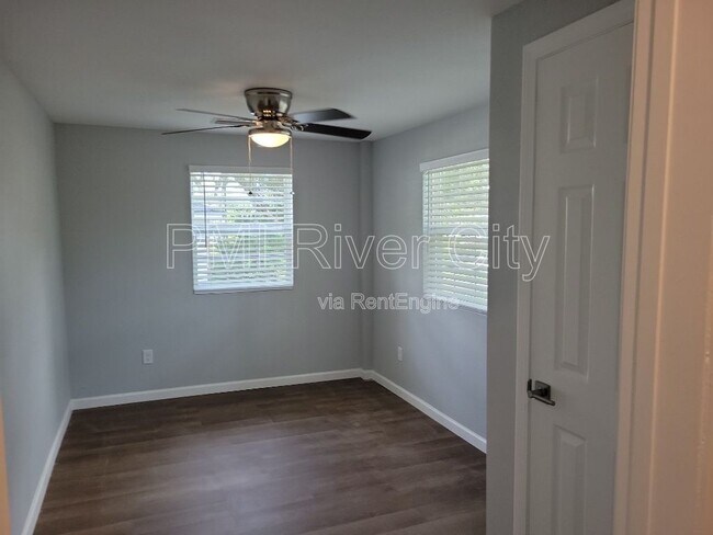 Building Photo - 1356 River Hills Cir E