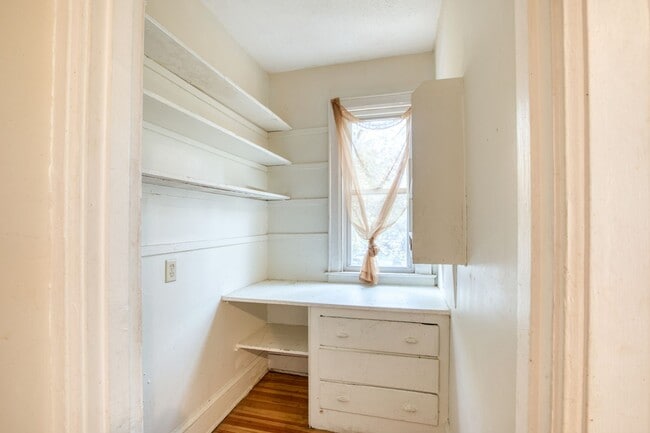 Building Photo - Newly Remodeled Spacious 3 Bedroom Apartment