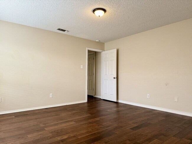Building Photo - Rental