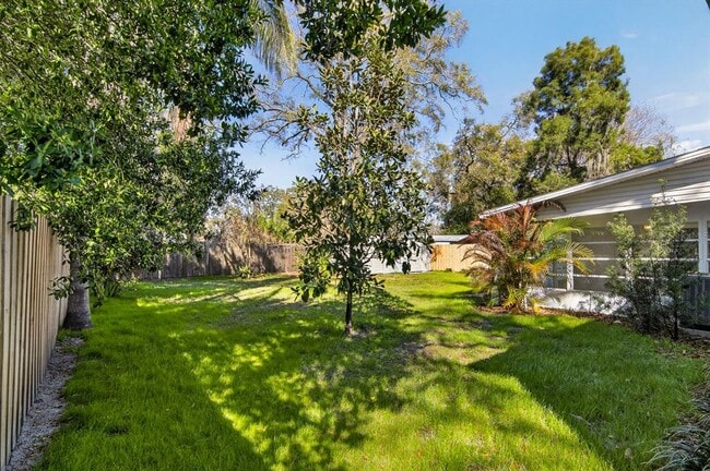 Building Photo - 815 W Lowry Ln