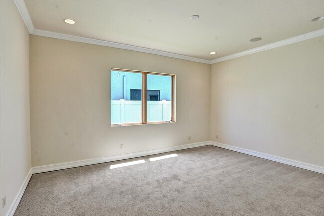 Building Photo - 3061 NE 43rd St