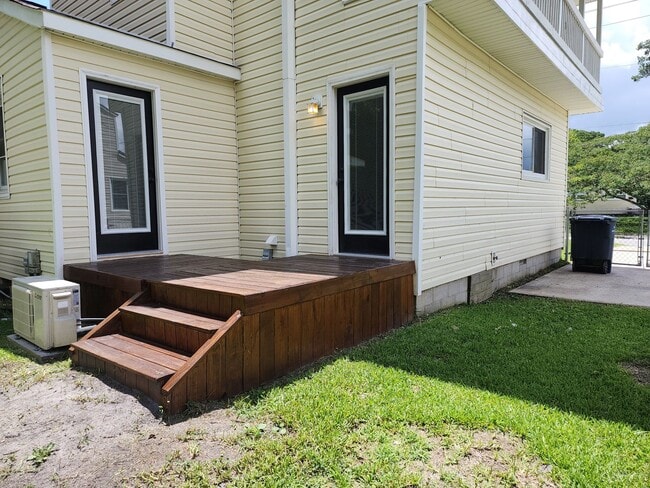 Building Photo - 607 New River Dr