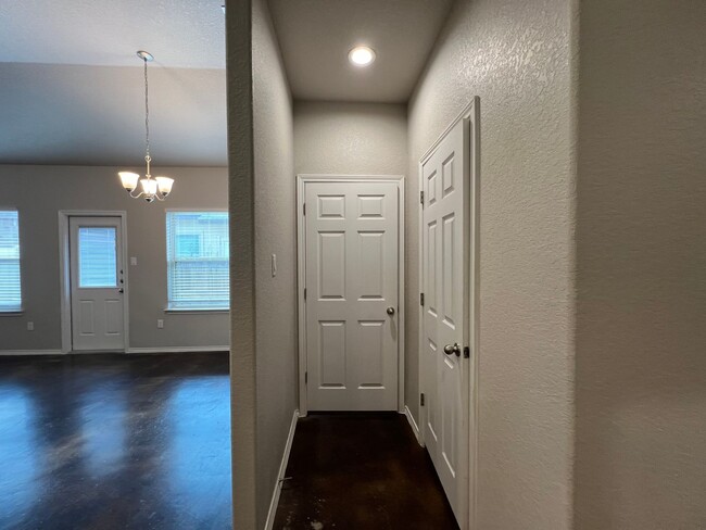 Building Photo - Luxury 3/2 Duplex in Seguin, Texas