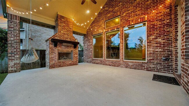 Building Photo - 26 Beacons Light Pl
