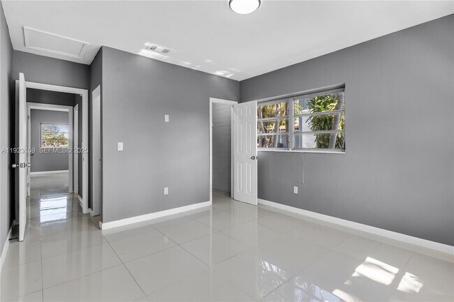 Building Photo - 2221 SW 13th St