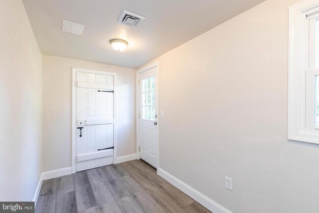 Building Photo - 211 Gale Ln
