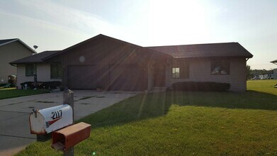 Building Photo - Welcome Home to this charming 2 bedroom, 1 bathroom apartment in Neenah, WI!