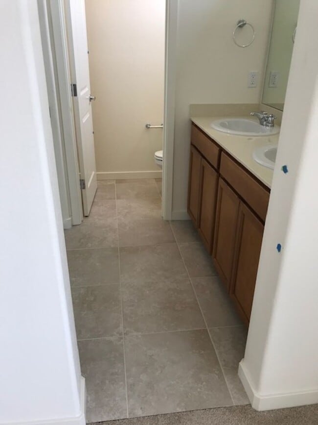 Building Photo - 3 bed 2 1/2 bath townhome in gated communi...