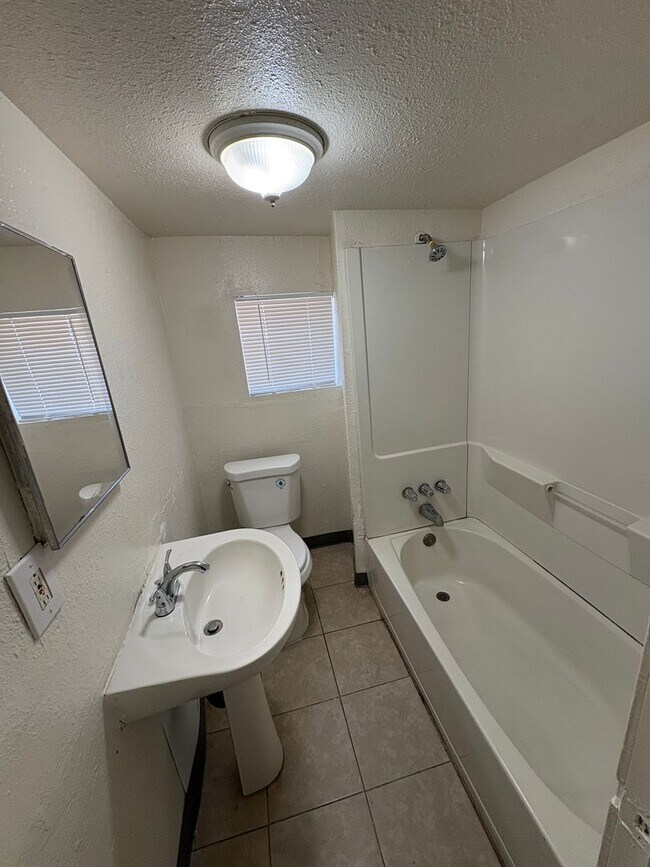 Building Photo - Dinuba Home Rent Ready !