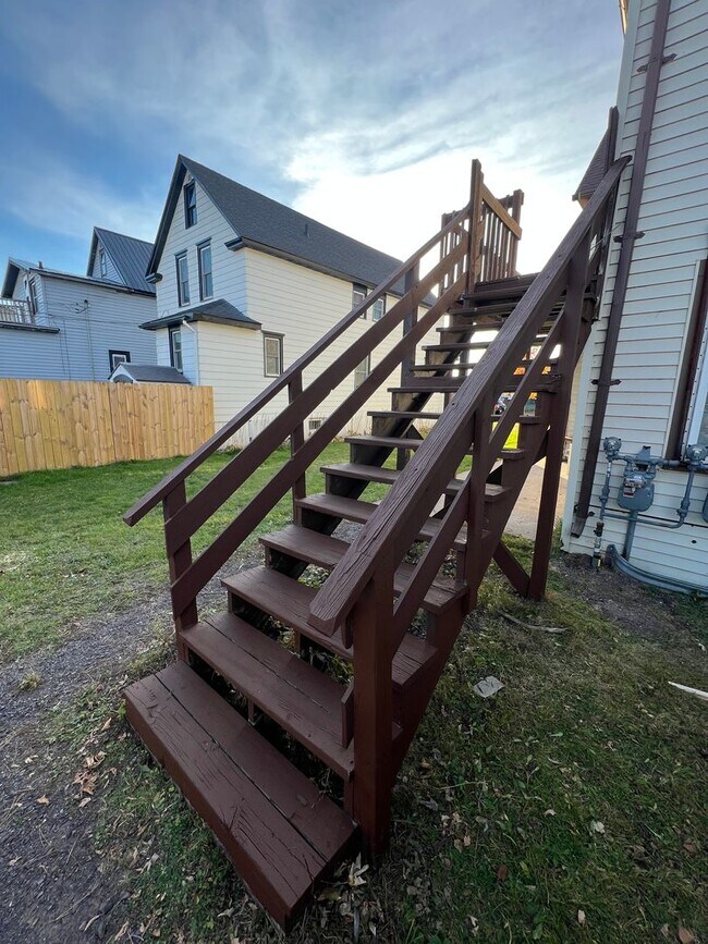 Building Photo - Upper Level 2 Bedroom Apartment - AVAILABLE TODAY