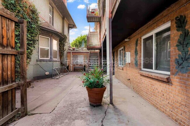 Building Photo - 1138 Corona St