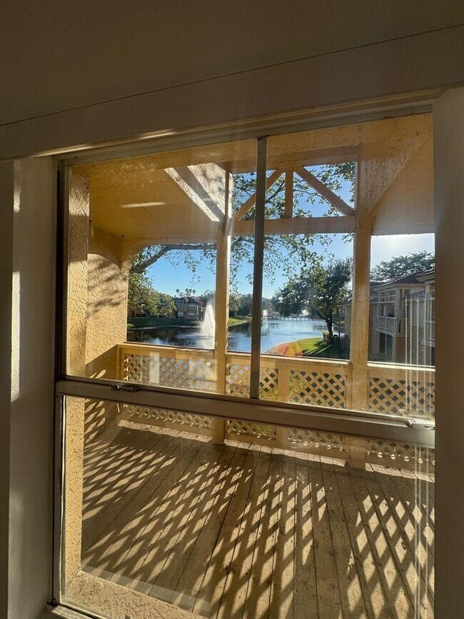 Building Photo - 1/1 Spacious Condo in Gated Community