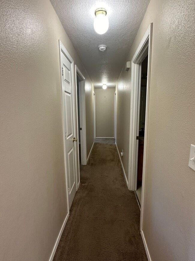 Building Photo - 3025 SW Reindeer Ave