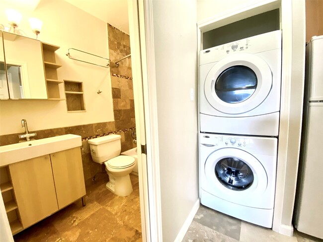 Building Photo - 2025 Augusta Dr