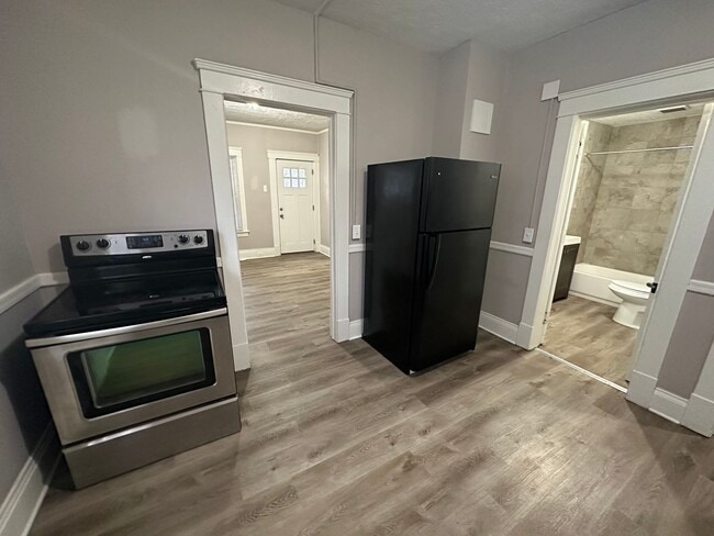 Building Photo - 3026 Monroe Ave