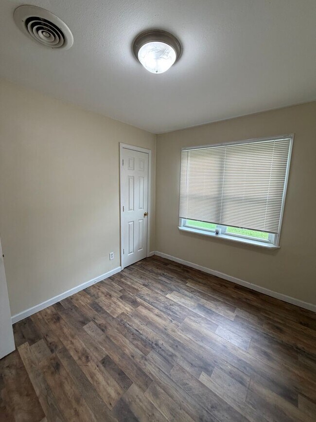 Building Photo - Move in Ready