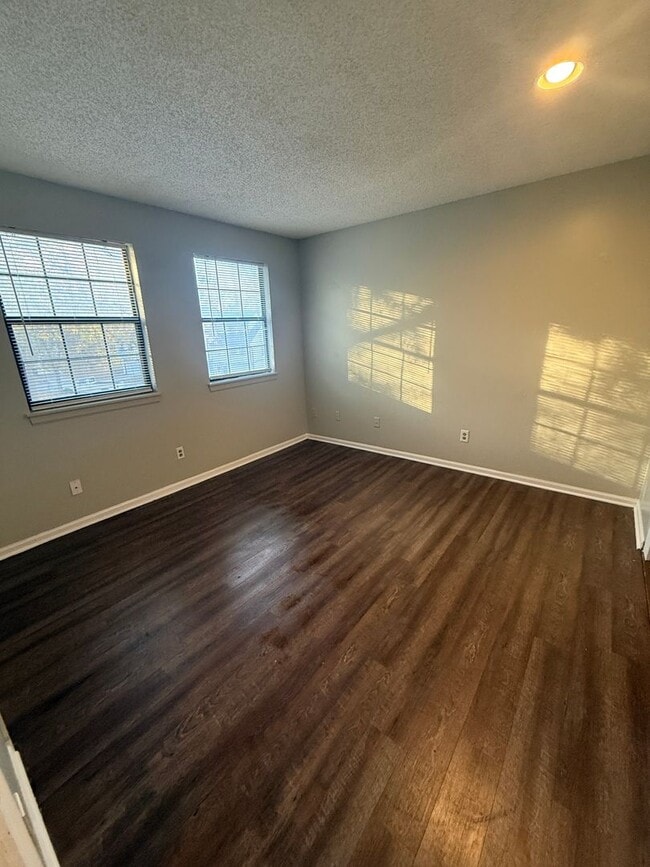 Building Photo - Great 3 Bedroom & 2 Full Baths In GREAT KU Med Area Location