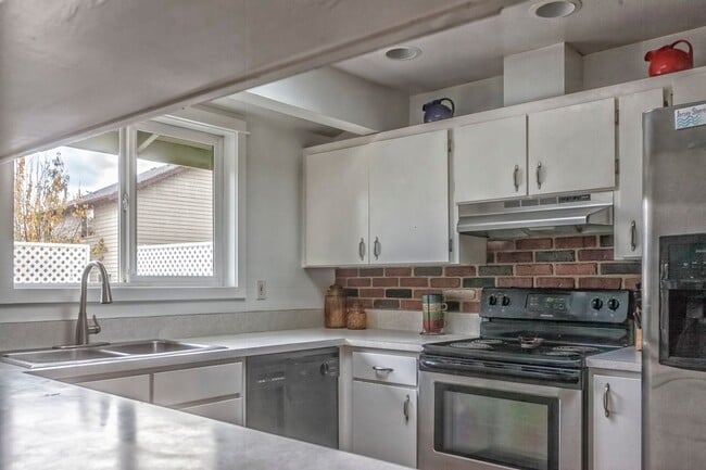 Building Photo - 1205 NW Crosby Ave