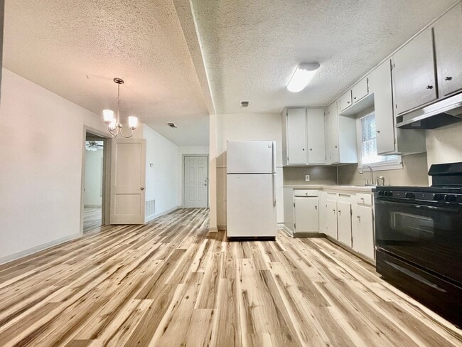 Building Photo - Centrally Located & Fully Updated