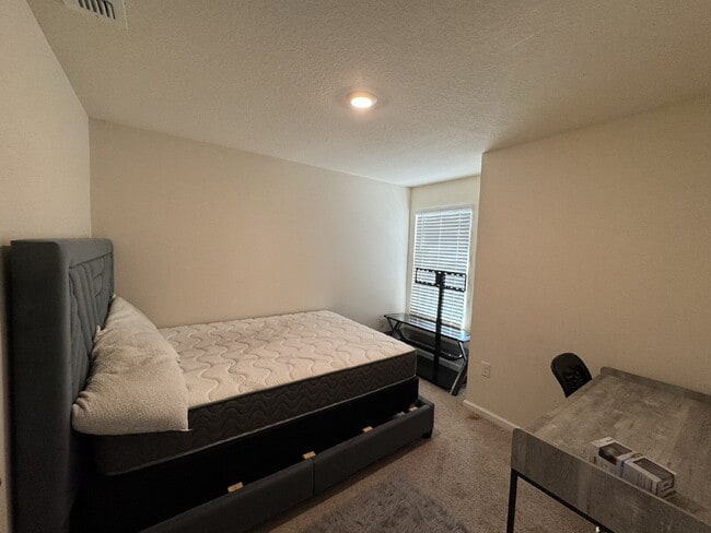 Building Photo - Deer Run Modern Townhome Near Downtown & B...