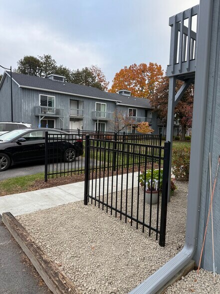 Back Parking - 5059 S Catherine St