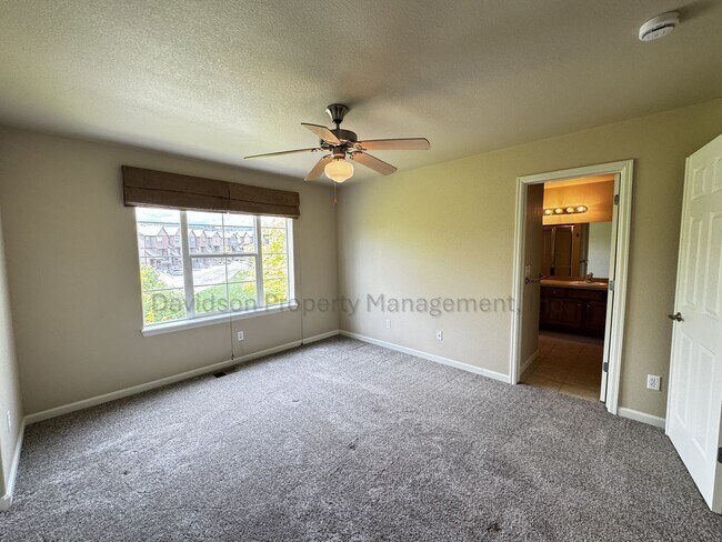 Building Photo - Gorgeous 3 Bedroom Townhouse Near Garden of the Gods