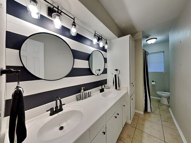Building Photo - DARLING HOME IN DENTON READY NOW!