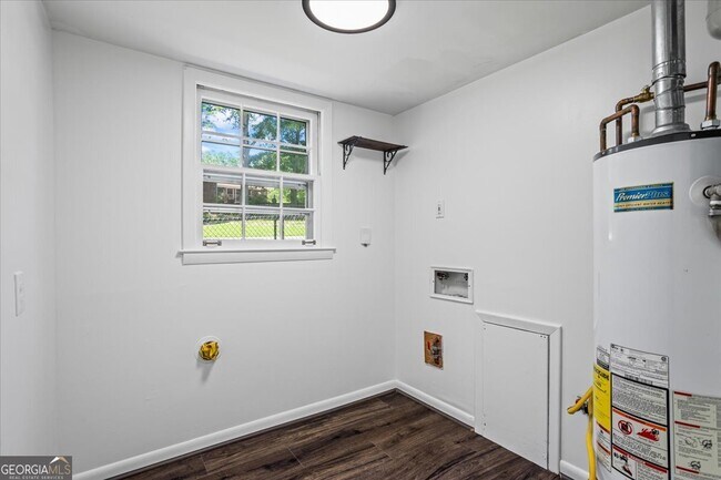 Building Photo - 7121 Forest Dr SE