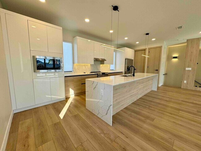 Building Photo - 2402 N Ola Ave