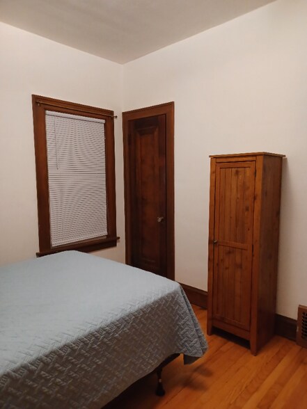 Building Photo - 4919 E 107th St