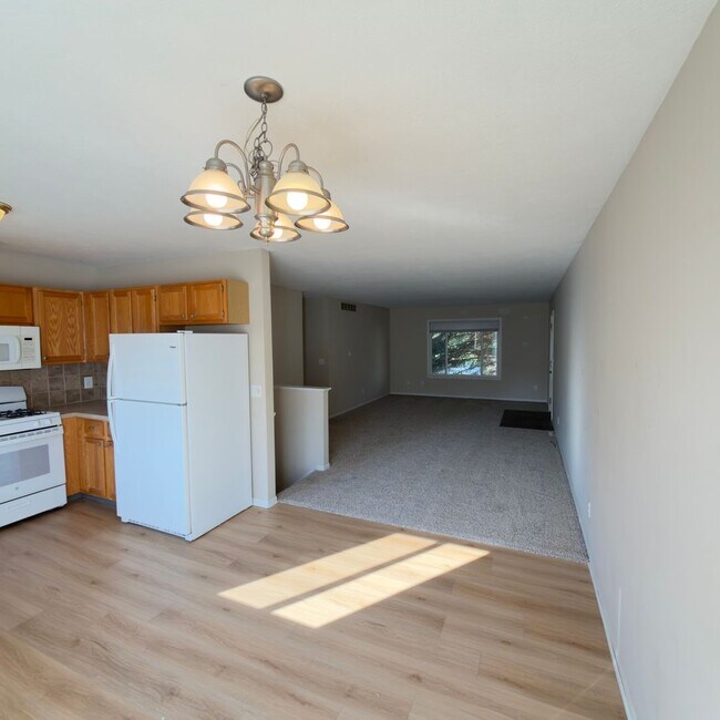 Building Photo - 3 Bedroom Duplex in Rockford!