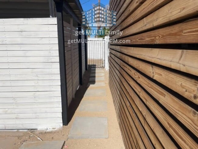 Building Photo - 1402 E McKinley St