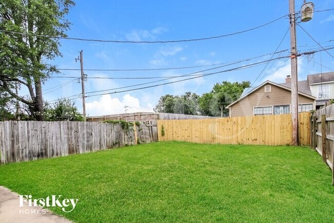 Building Photo - 5885 Ridgehill Dr