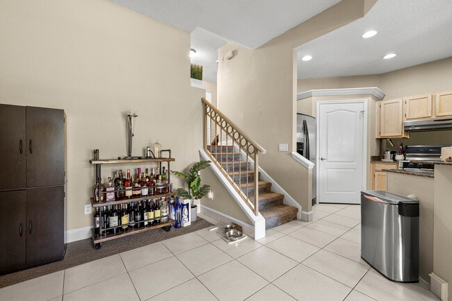 Building Photo - 705 Mainsail Dr