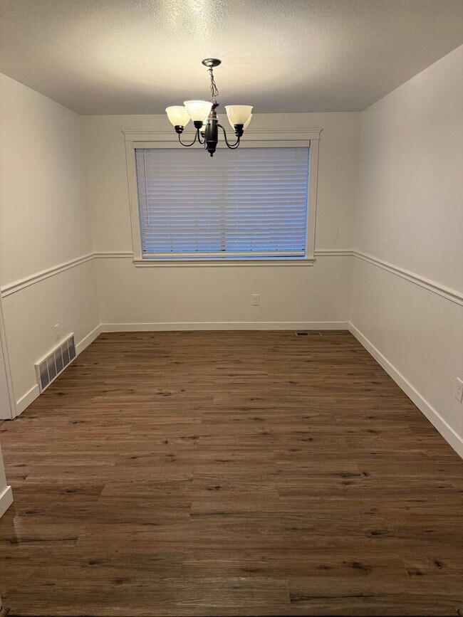 Building Photo - Half off first months rent - Beautiful home with lots of parking and central air