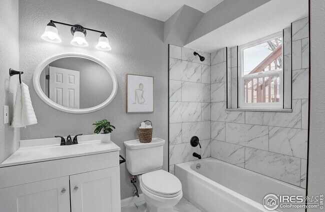 Building Photo - 4 Bedroom Single Family Home in Denver