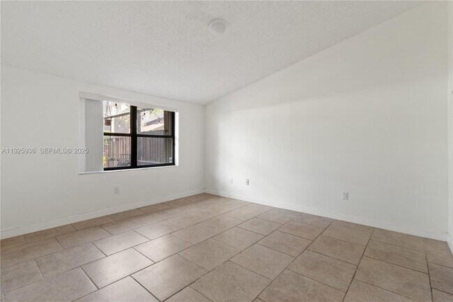 Building Photo - 10161 SW 137th Ct