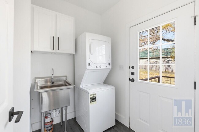 Building Photo - 1116 Lott Ave