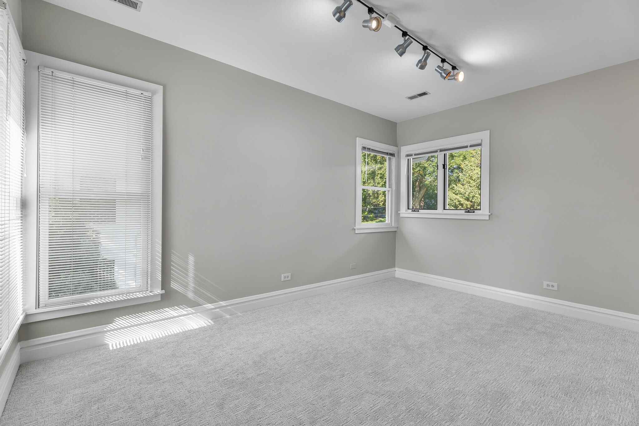 Building Photo - 1322 Wilmette Ave