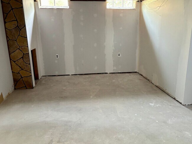 Building Photo - 3550 Kings Point Dr