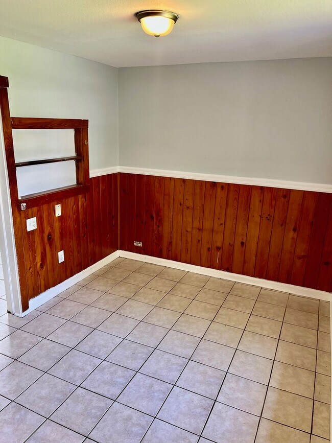Building Photo - HUGE Lakeland 3BR/1BA w/Carport in Nice Re...