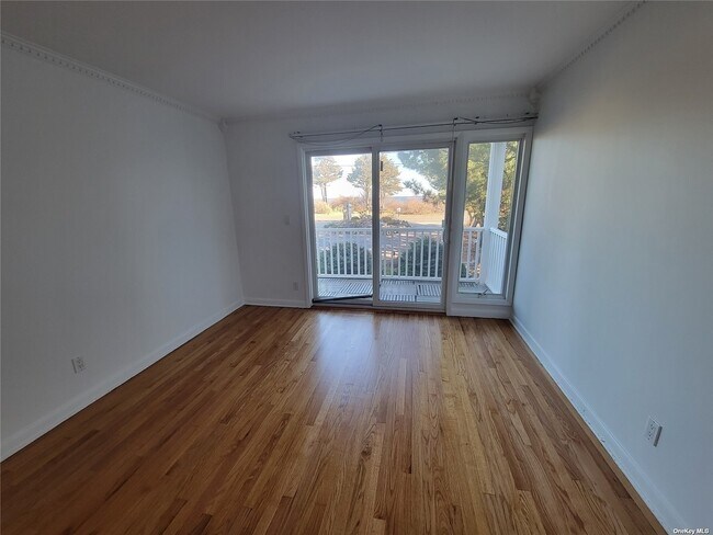 Building Photo - 319 Asharoken Ave