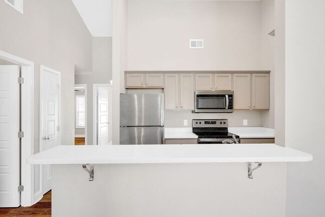 Building Photo - Hillrise III - 2 BR/1.5 Bath One Level with Attached Garage