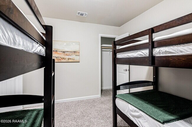 Building Photo - 125 Lake Ridge Dr